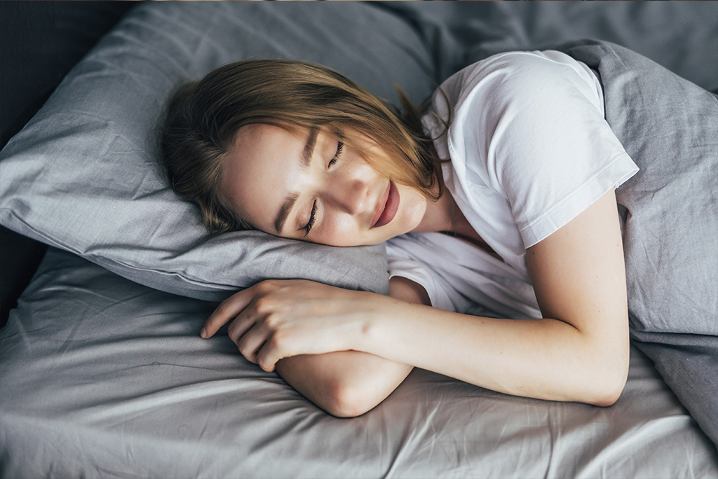 Mujer durmiendo plácidamente en la cama